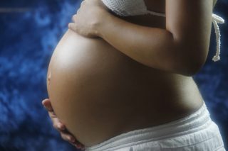 ¿Cómo cambian los pies durante el embarazo?